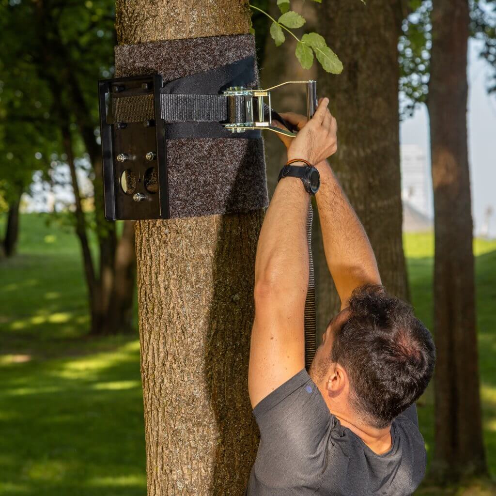 Estera de protección y correa de expanción, para fijación de la barra de de dominadas y dip en árboles / postes