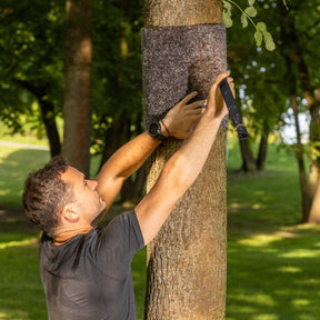 Estera protectora de árboles con correa de amarre para fijación de barra de dominadas y dip en árboles / postes